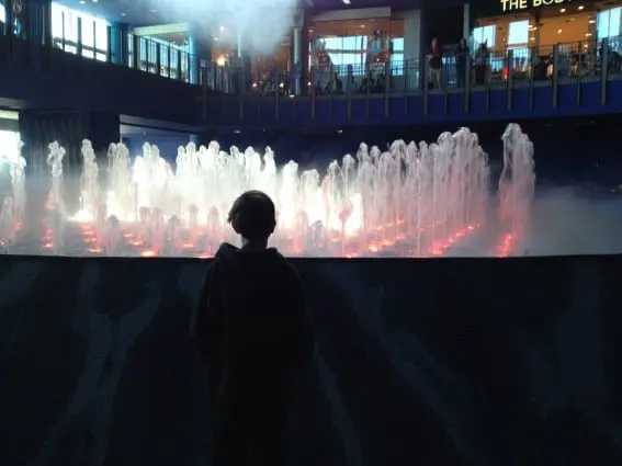 Kid looking at the fountain show in Atlantic City