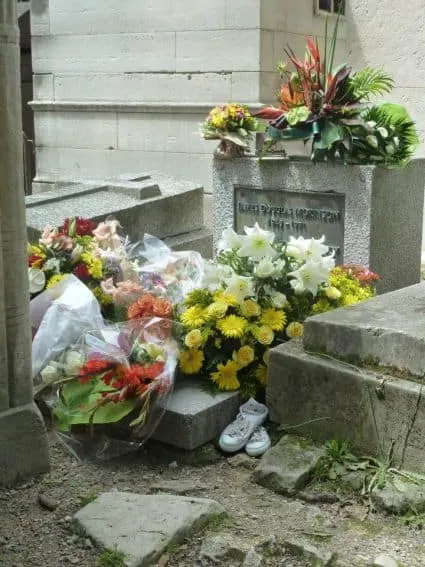 pere lachaise cemetery jim morrison grave