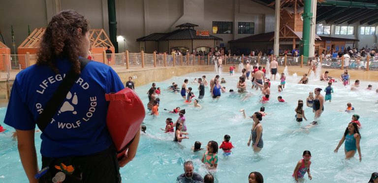 great-wolf-lodge tips-lifeguards-keep-watch-on-the-water