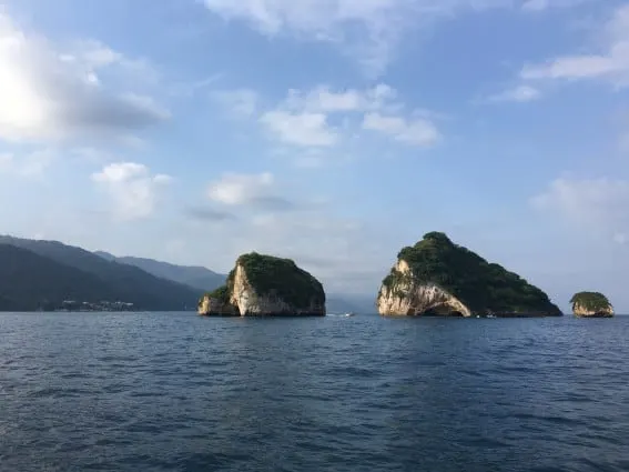 Puerto Vallarta Family Adventures include Bandaras Bay and its iconic rock formations #puertovallarta