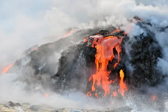 See the lava flow at Hawaii Volcanoes National Park