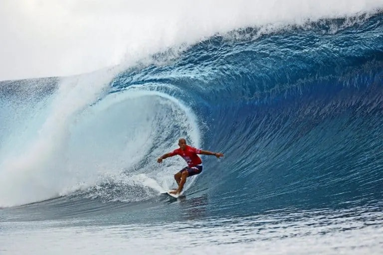 Tahiti surfing