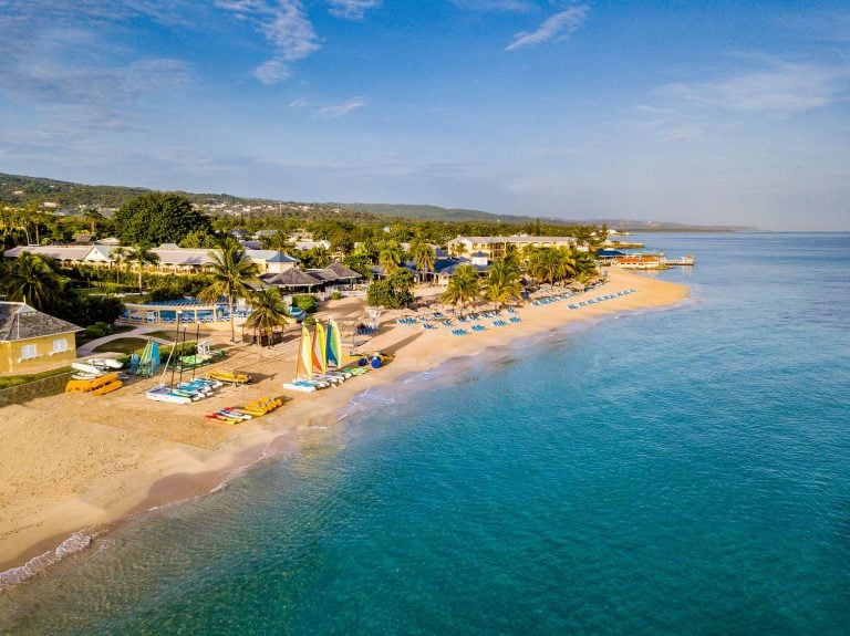 Jewel Runaway Bay Resort boasts a beautiful coastline | Photo by Jewel Runaway Bay