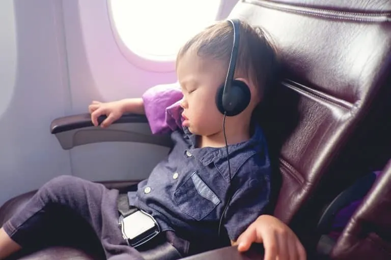 8 Great Ways to Keep Your Kids Occupied While Traveling 1