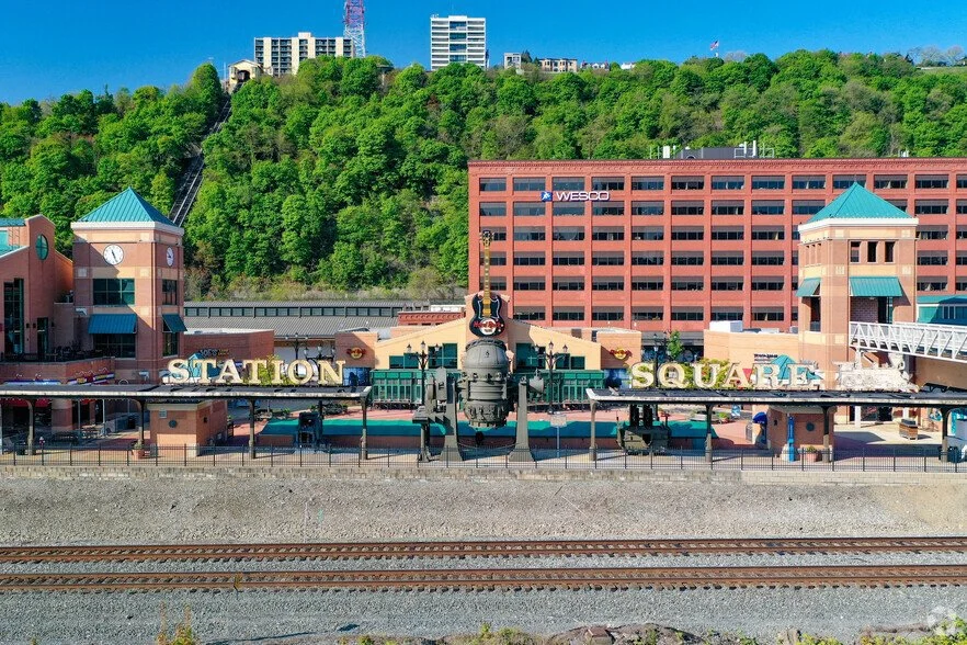 https://blog.trekaroo.com/wp-content/uploads/2021/04/Station-Square-Pittsburgh.jpg.webp