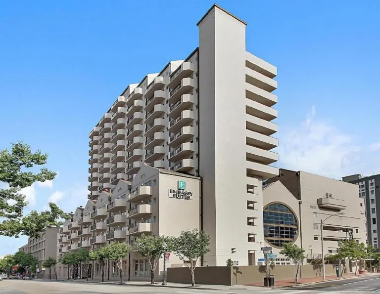 7 Family-Friendly Hotels in New Orleans 5 Embassy Suites in New Orlenas has a good location and large rooms