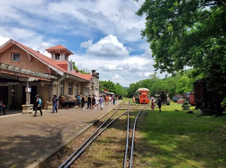 38 Great Things to do in Arkansas with Kids on a Family Vacation 25 Eureka Springs & North Arkansas Railway