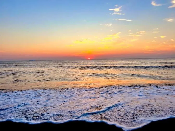 Fun Things to do in Virginia Beach with Kids - watch a sunrise