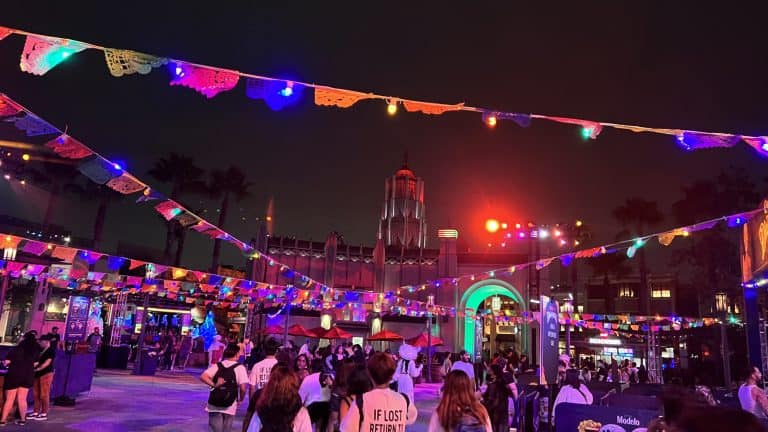 LIve Entertainment at Halloween Horror Nights
