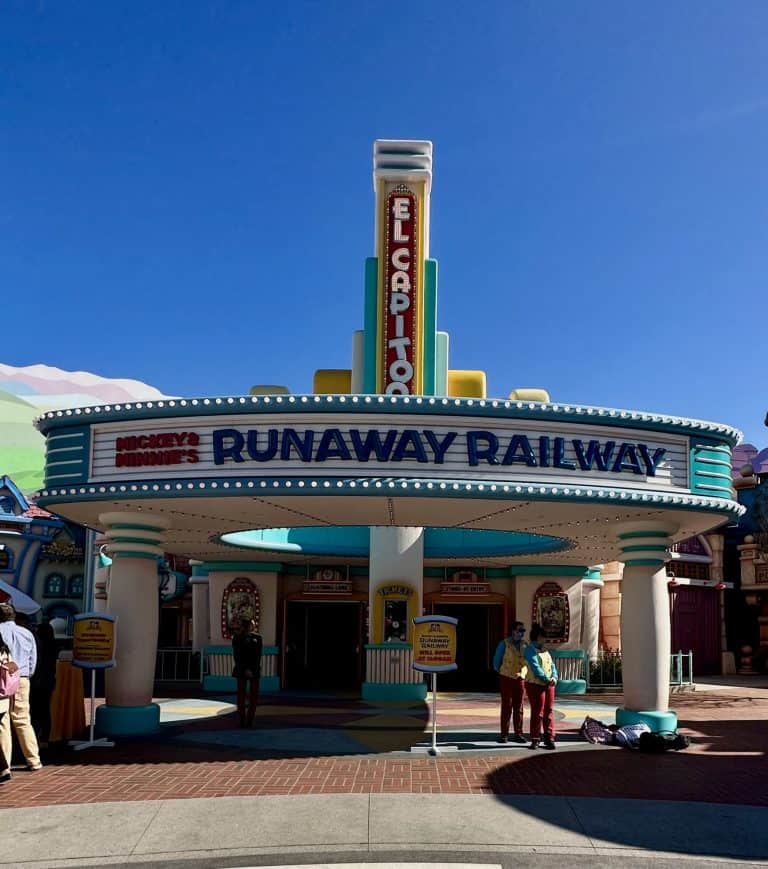 Mickeya nd Minnie's Runaway Railway Entrance Toontown