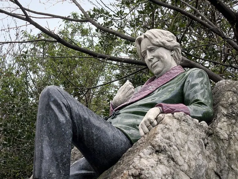 Oscar Wilde statue in Merrion Square Park