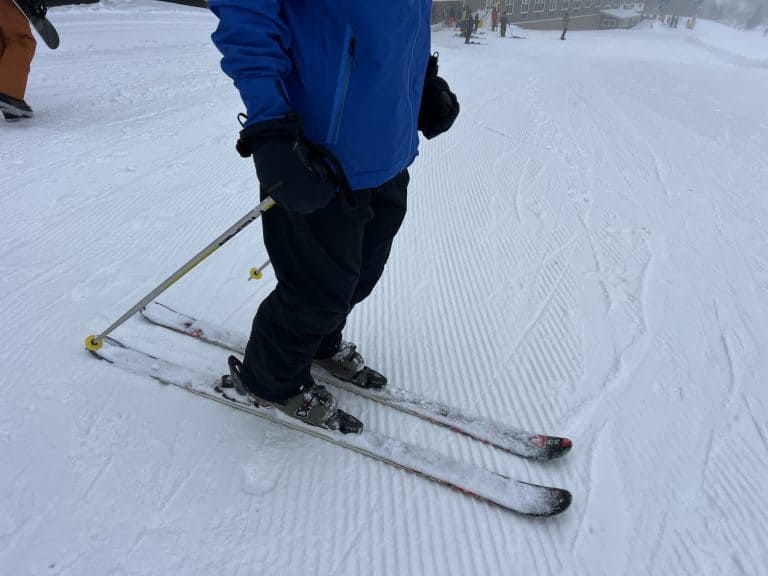 skis on snow